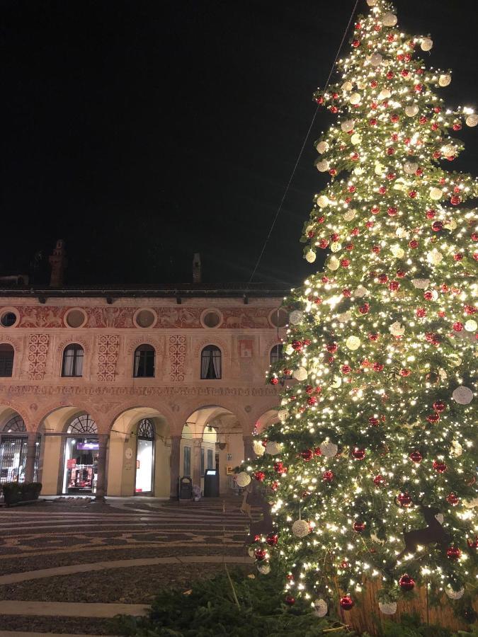 Emma Home Adiacente Alla Piazza Ducale Vigevano Exterior foto